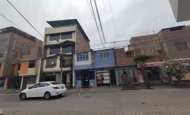 Se Vende casa de 2 pisos frente a parque en Los Olivos