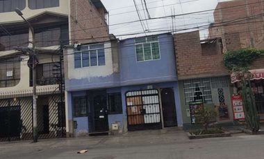 Se Vende casa de 2 pisos frente a parque en Los Olivos