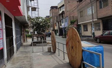 Se Vende casa de 2 pisos frente a parque en Los Olivos