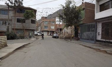 En Venta Casa de 2 pisos cerca  a parque- San Juan de Lurigancho