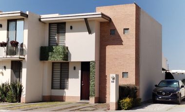 RENTA CASA AMUEBLADA  EN PUERTA  DE PIEDRA  EN CORREGIDORA QUERETARO