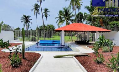 C120 Casa en Venta 3 recamaras y piscina frente Campo de Golf Palma Real en Ixtapa Zihuatanejo