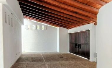 C120 Casa en Venta 3 recamaras y piscina frente Campo de Golf Palma Real en Ixtapa Zihuatanejo