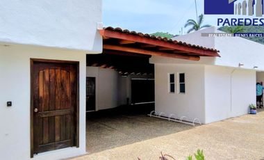 C120 Casa en Venta 3 recamaras y piscina frente Campo de Golf Palma Real en Ixtapa Zihuatanejo