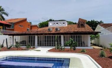 C120 Casa en Venta 3 recamaras y piscina frente Campo de Golf Palma Real en Ixtapa Zihuatanejo