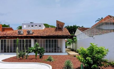 C120 Casa en Venta 3 recamaras y piscina frente Campo de Golf Palma Real en Ixtapa Zihuatanejo