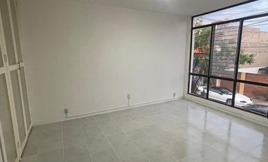 RENTO CASA REMODELADA, EN LA NUEVA CHAPULTEPEC, A UNA CUADRA DEL BULEVAR