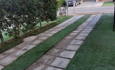 EN VENTA CASA AMPLIA EN CONDOMINIO VALLE LOA.