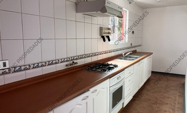 EN VENTA AMPLIA CASA, EXCELENTE SECTOR DE LA CIUDAD.
