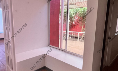 EN VENTA AMPLIA CASA, EXCELENTE SECTOR DE LA CIUDAD.