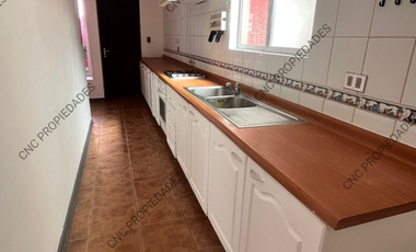EN VENTA AMPLIA CASA, EXCELENTE SECTOR DE LA CIUDAD.