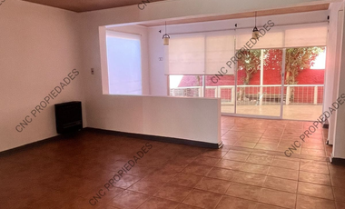 EN VENTA AMPLIA CASA, EXCELENTE SECTOR DE LA CIUDAD.