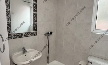 EN VENTA AMPLIA CASA, EXCELENTE SECTOR DE LA CIUDAD.