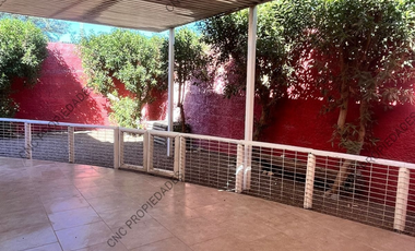 EN VENTA AMPLIA CASA, EXCELENTE SECTOR DE LA CIUDAD.