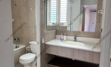 EN VENTA AMPLIA CASA, EXCELENTE SECTOR DE LA CIUDAD.