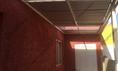 EN VENTA AMPLIA CASA, EXCELENTE SECTOR DE LA CIUDAD.