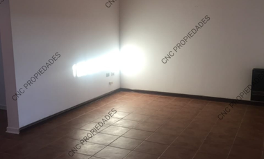 EN VENTA AMPLIA CASA, EXCELENTE SECTOR DE LA CIUDAD.