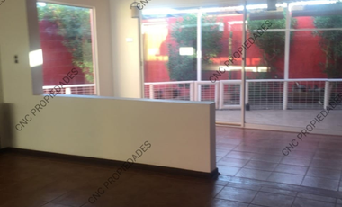 EN VENTA AMPLIA CASA, EXCELENTE SECTOR DE LA CIUDAD.