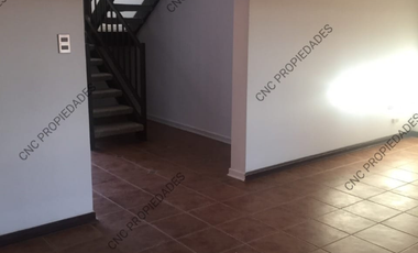 EN VENTA AMPLIA CASA, EXCELENTE SECTOR DE LA CIUDAD.