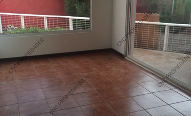 EN VENTA AMPLIA CASA, EXCELENTE SECTOR DE LA CIUDAD.