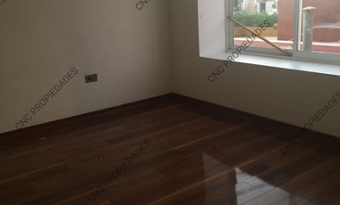 EN VENTA AMPLIA CASA, EXCELENTE SECTOR DE LA CIUDAD.