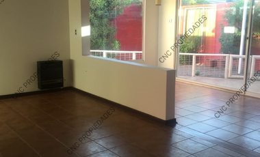 EN VENTA AMPLIA CASA, EXCELENTE SECTOR DE LA CIUDAD.