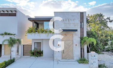 Casa en Venta en Cancún en Residencial Losantos con Alberca y Jardín