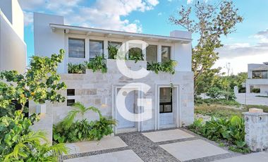 Casa en Venta en Cancún en Residencial Losantos con Alberca y Jardín