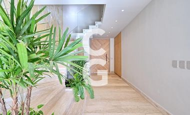 Casa en Venta en Cancún en Residencial Losantos con Alberca y Jardín