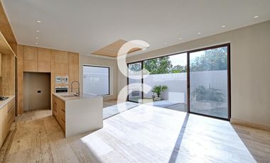 Casa en Venta en Cancún en Residencial Losantos con Alberca y Jardín