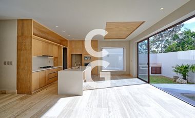 Casa en Venta en Cancún en Residencial Losantos con Alberca y Jardín