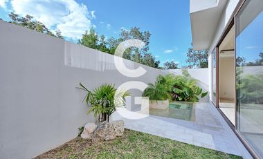 Casa en Venta en Cancún en Residencial Losantos con Alberca y Jardín