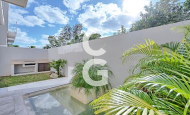 Casa en Venta en Cancún en Residencial Losantos con Alberca y Jardín