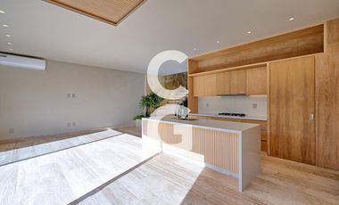 Casa en Venta en Cancún en Residencial Losantos con Alberca y Jardín