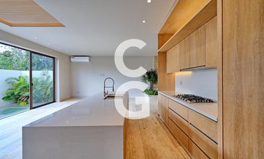 Casa en Venta en Cancún en Residencial Losantos con Alberca y Jardín