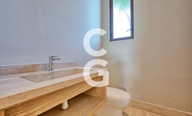 Casa en Venta en Cancún en Residencial Losantos con Alberca y Jardín