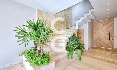 Casa en Venta en Cancún en Residencial Losantos con Alberca y Jardín