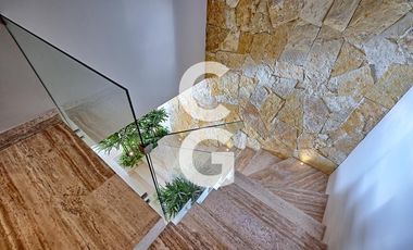 Casa en Venta en Cancún en Residencial Losantos con Alberca y Jardín