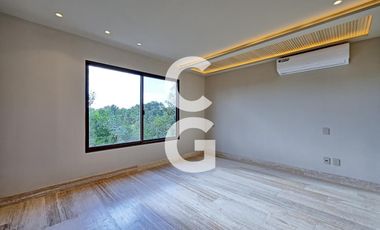 Casa en Venta en Cancún en Residencial Losantos con Alberca y Jardín