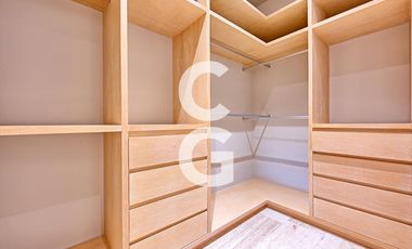 Casa en Venta en Cancún en Residencial Losantos con Alberca y Jardín