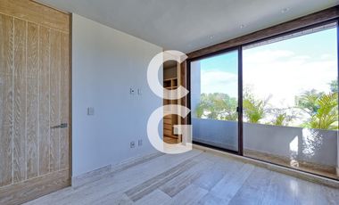 Casa en Venta en Cancún en Residencial Losantos con Alberca y Jardín