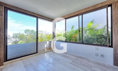 Casa en Venta en Cancún en Residencial Losantos con Alberca y Jardín