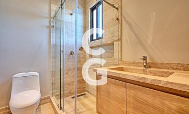 Casa en Venta en Cancún en Residencial Losantos con Alberca y Jardín