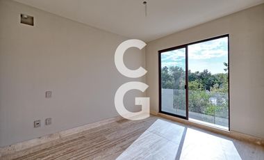 Casa en Venta en Cancún en Residencial Losantos con Alberca y Jardín