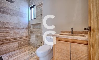 Casa en Venta en Cancún en Residencial Losantos con Alberca y Jardín