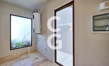 Casa en Venta en Cancún en Residencial Losantos con Alberca y Jardín