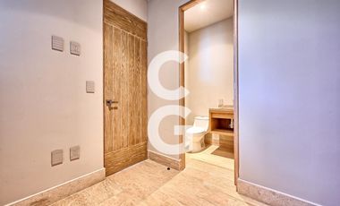 Casa en Venta en Cancún en Residencial Losantos con Alberca y Jardín