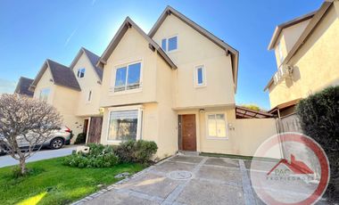 Tu nuevo hogar te espera! Con amplio patio y en condominio.