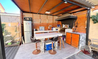 Casa venta 4 dormitorios, quincho y piscina, cocina ampliada y remodelada, Valle lo Campino