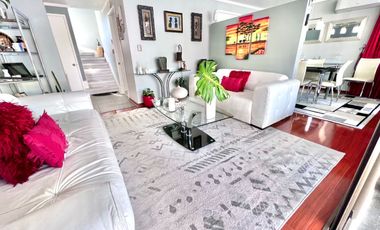 Maravillosa casa estilo mediterráneo de dos pisos, ubicada en exclusivo condominio